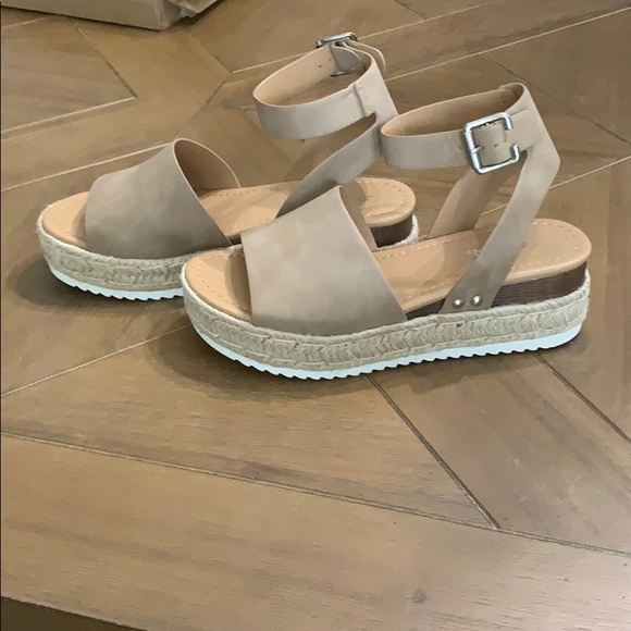 Soda Sandals! - Picture 2 of 3